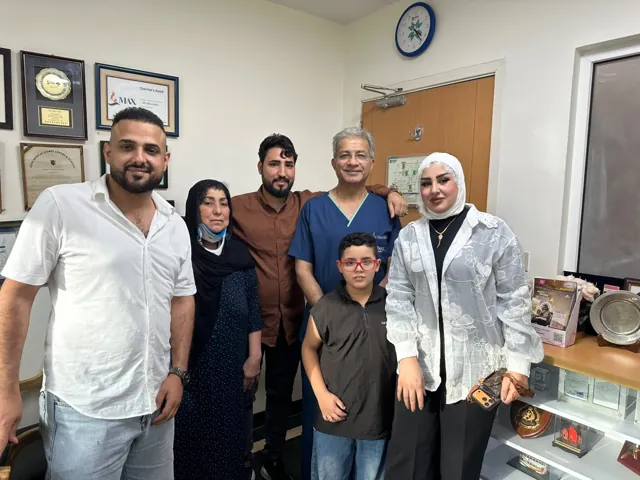 عائلة مع طبيب في مكتبه بمستشفى Max Healthcare في الهند