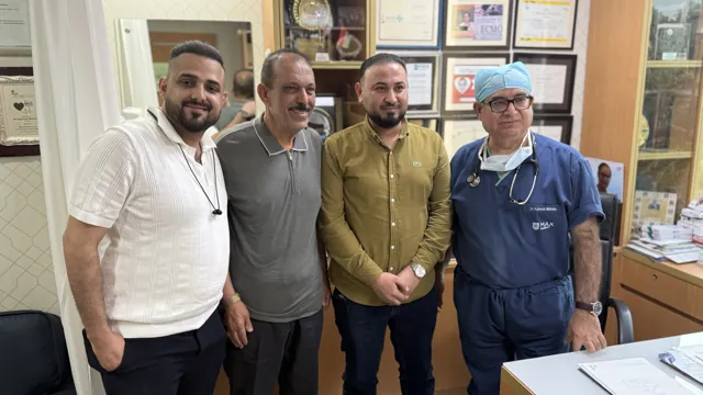 مجموعة مع طبيب في مكتبه بمستشفى Max Healthcare في الهند
